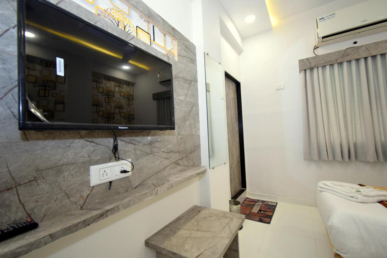 Hotel A1 Vastrapur Ahmedabad Exterior photo