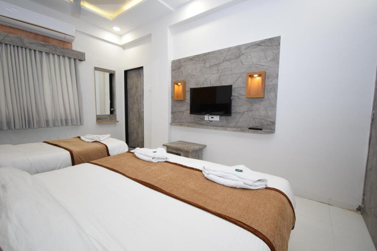 Hotel A1 Vastrapur Ahmedabad Exterior photo