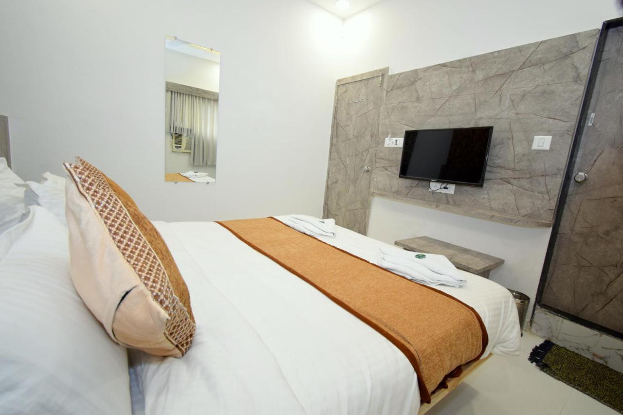 Hotel A1 Vastrapur Ahmedabad Exterior photo